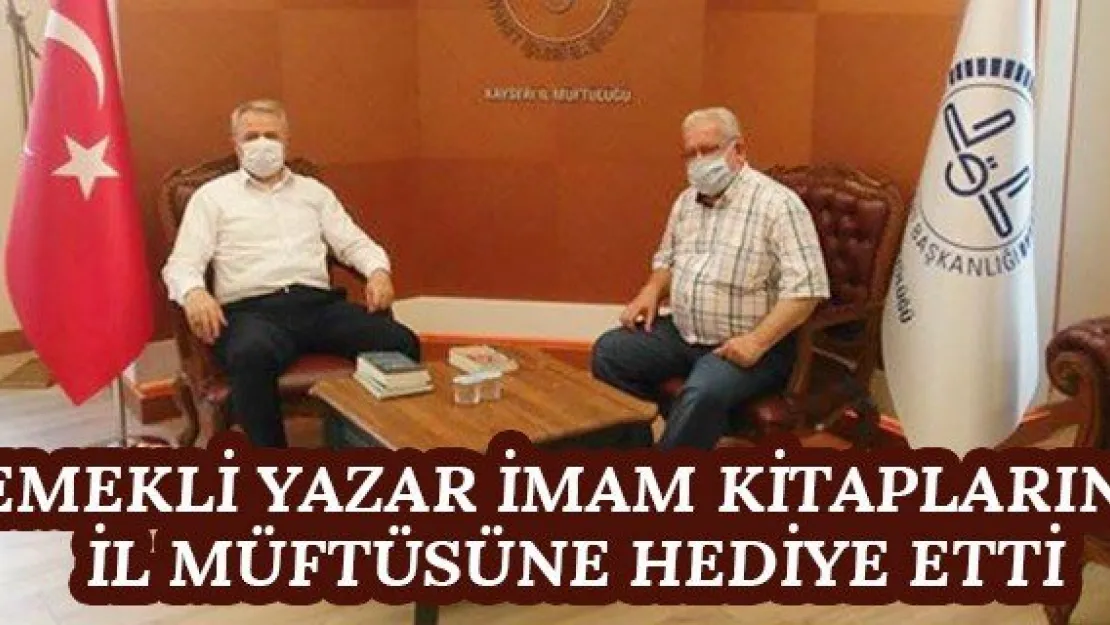 Emekli Yazar İmam Kitaplarını İl Müftüsüne Hediye Etti
