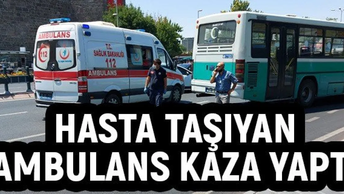 Hasta taşıyan ambulans kaza yaptı