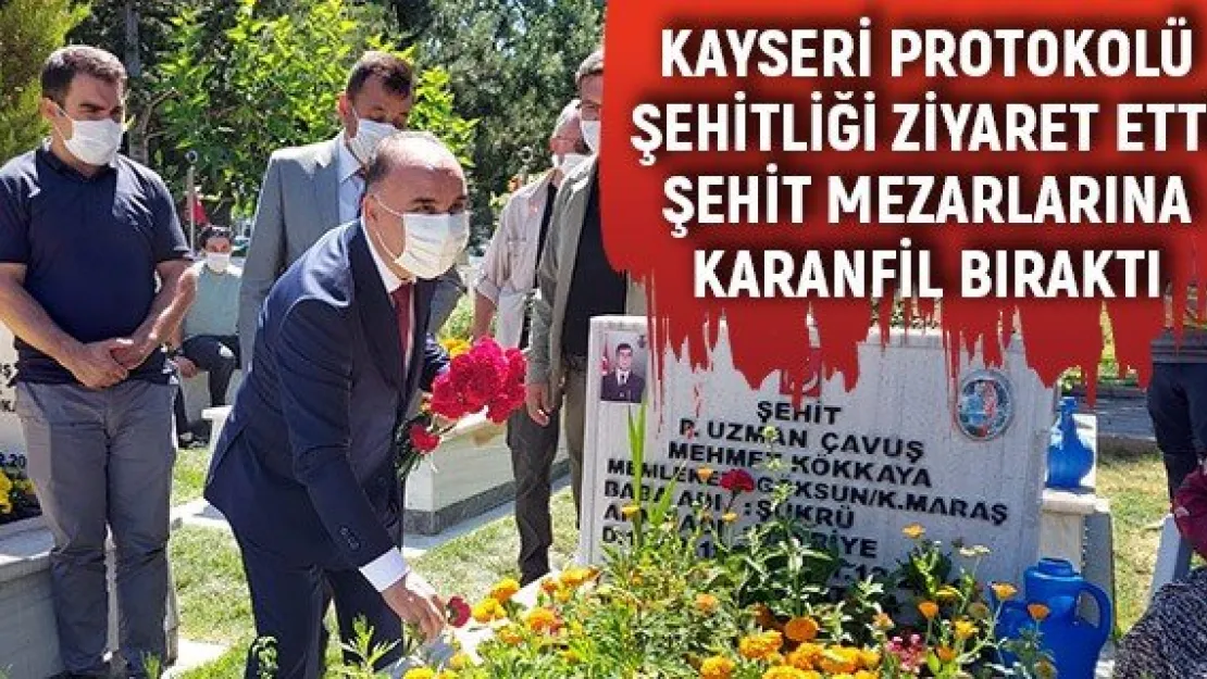 Kayseri protokolü şehitliği ziyaret etti, şehit mezarlarına karanfil bıraktı