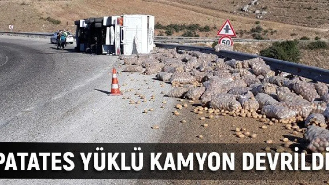 Patates yüklü kamyon devrildi