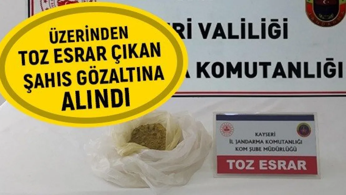 Üzerinden toz esrar çıkan şahıs gözaltına alındı