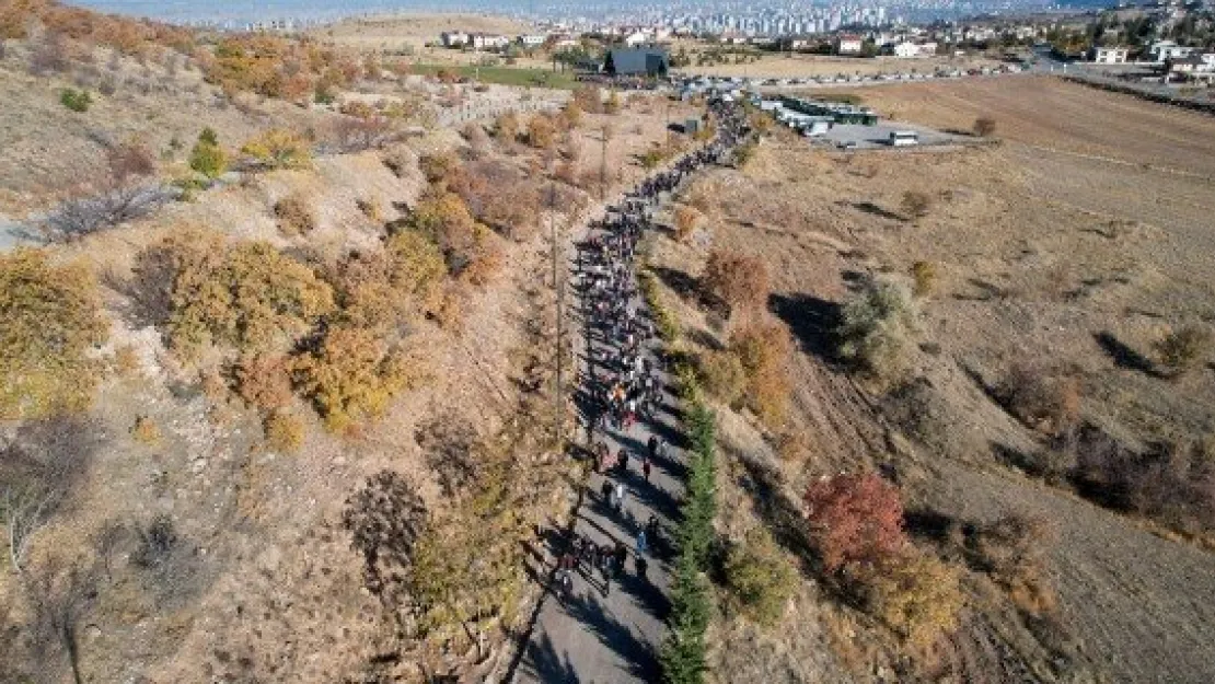 SONBAHAR DEV YÜRÜYÜŞLE UĞURLANDI