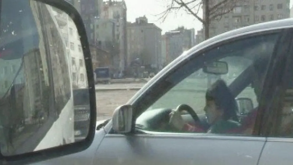 2 Yaşındaki Çocuğu Kucağına Alarak Trafiğe Çıkan Sürücü Şaşırttı