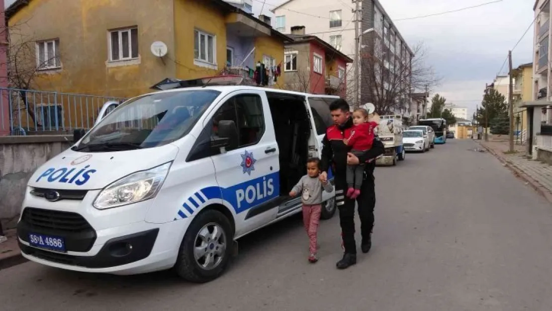 3 katlı binada yangın çıktı minik çocukları polis ısıttı