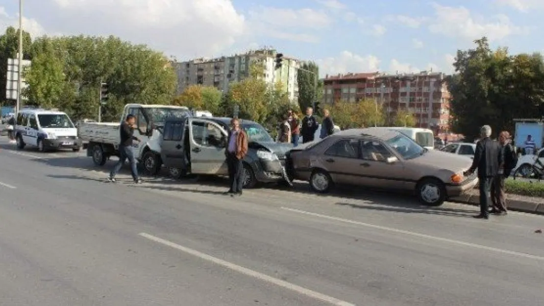 3 Otomobil Birbirine Girdi: 3 Yaralı 