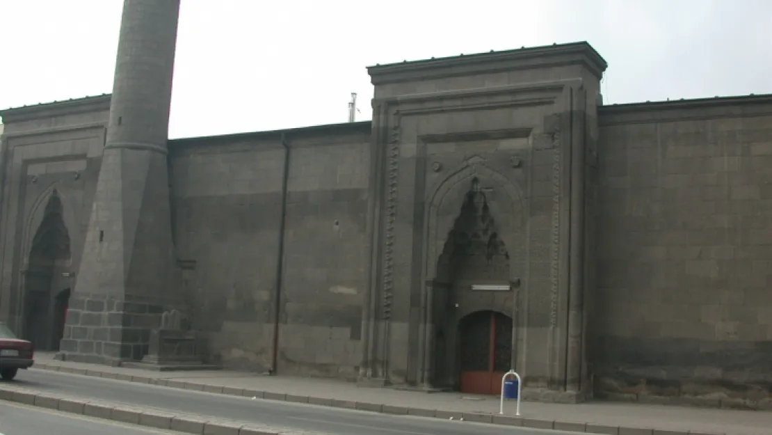 750 yıllık Selçuklu Mimarisi 'Hacı Kılıç Cami ve Medresesi'