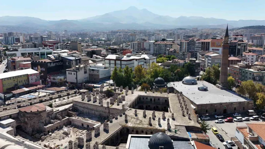 8 asırlık Cami Kebir, aslına uygun kapılarına kavuştu