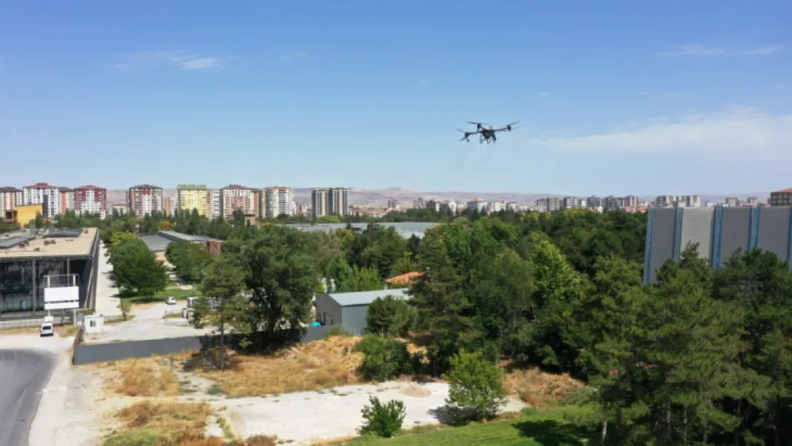 Açık alanlar drone ile ilaçlanıyor