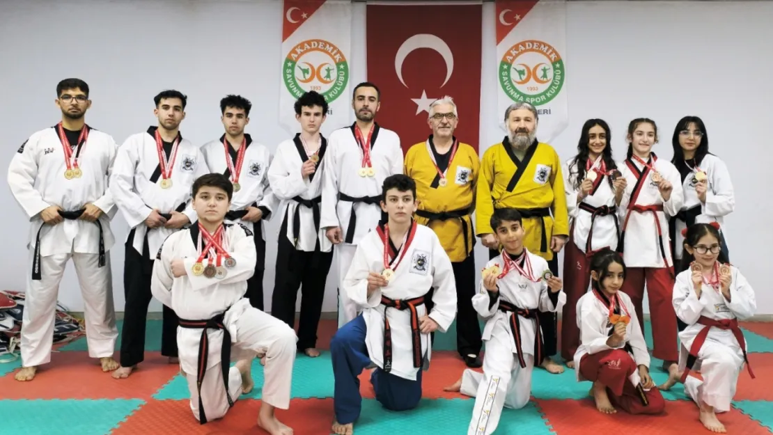 Adana'da Türkiye Taekwondo Poomsae Şampiyonası: Akademik Savunma Spor Kulübü'nden Büyük Başarı