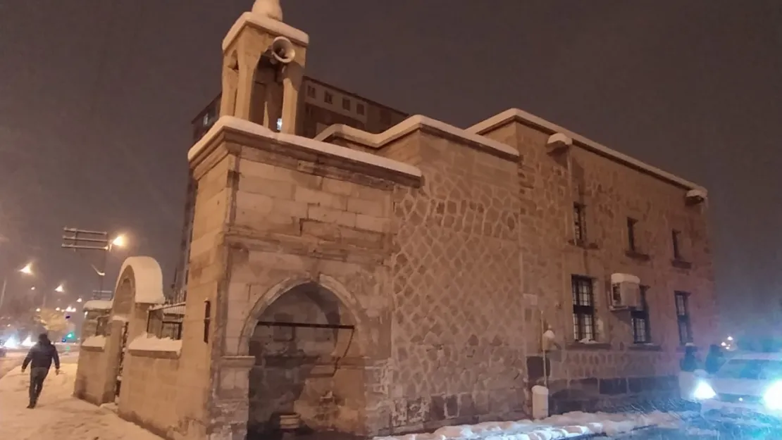 Adını yaptıranın mesleğinden alan mescid: Peynirli Camii