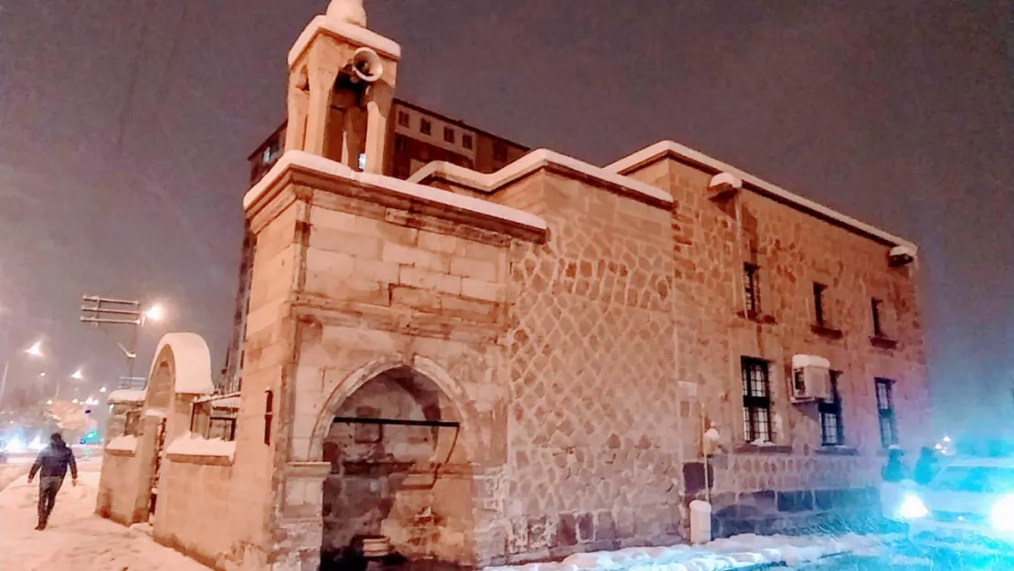 Adını yaptıranın mesleğinden alan mescid: Peynirli Camii