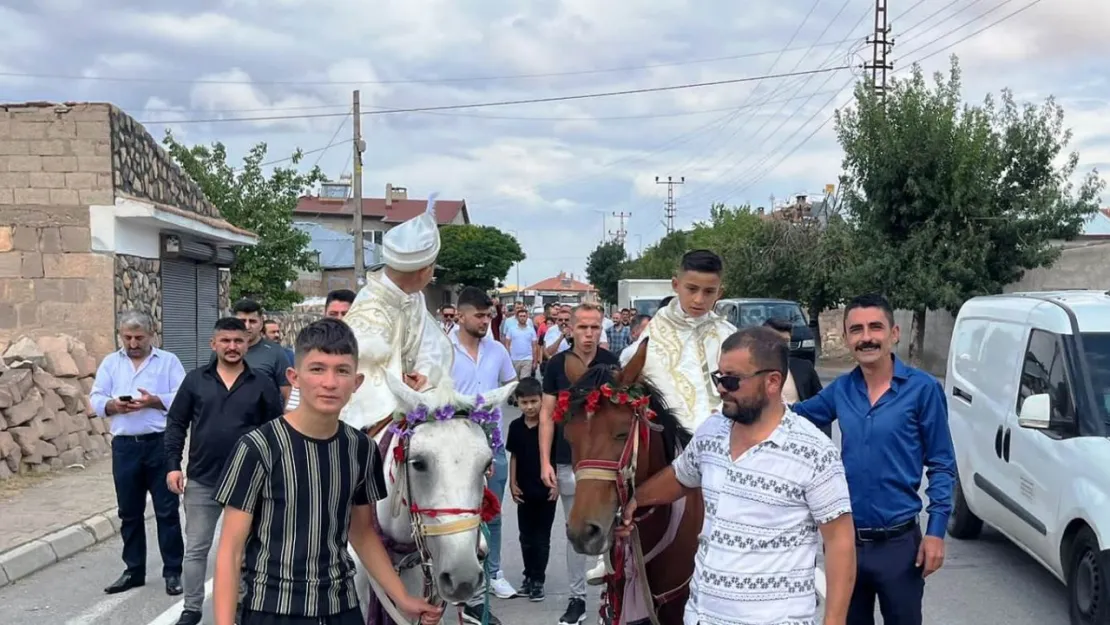 Ağırnas'ta yapılan geleneksel atlı sünnet töreni ilgi gördü