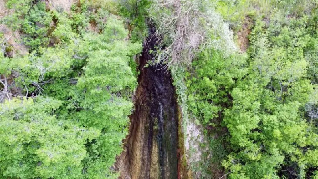 Ağlayan şelale dikkat çekiyor