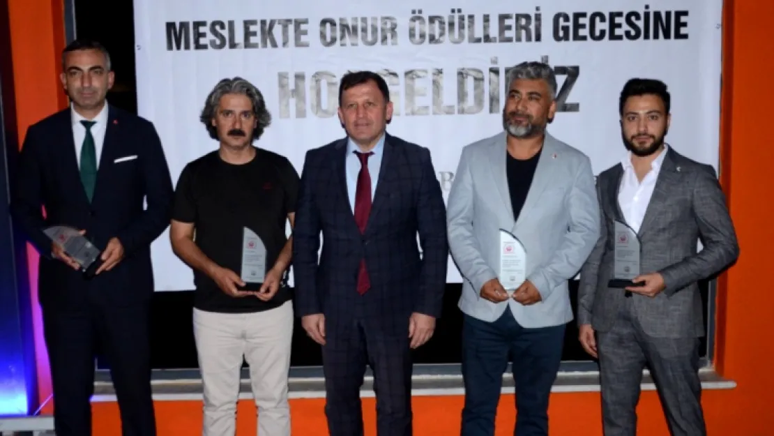 AGSYD'de onur ödülleri sahipleri ile buluştu