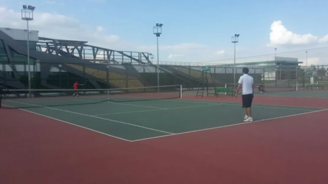 AHD spor tesislerinde tenis turnuvası heyecanı