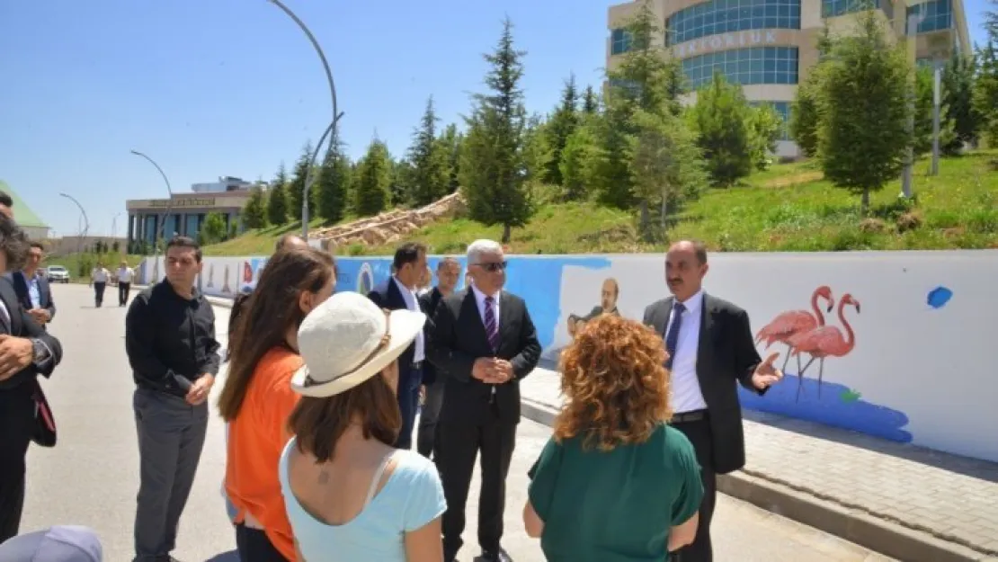 Ahi Evran Üniversitesi öğrencilerini şehrin özdeşleşmiş simgeleri ile karşılıyor