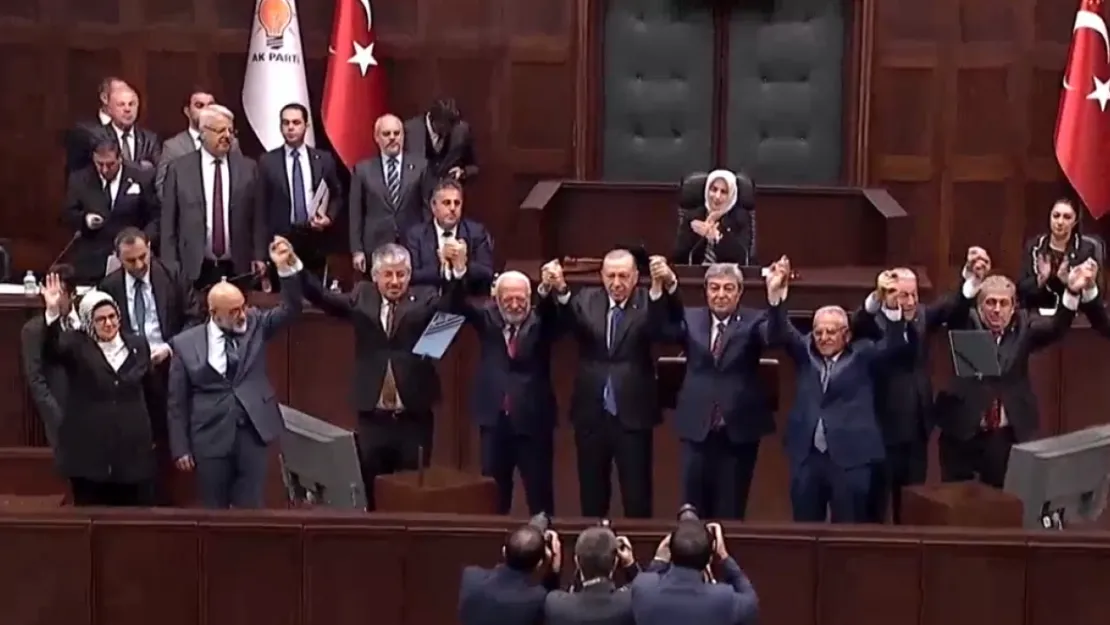 AK Parti Grup Toplantısında Dursun Ataş'a tebrik