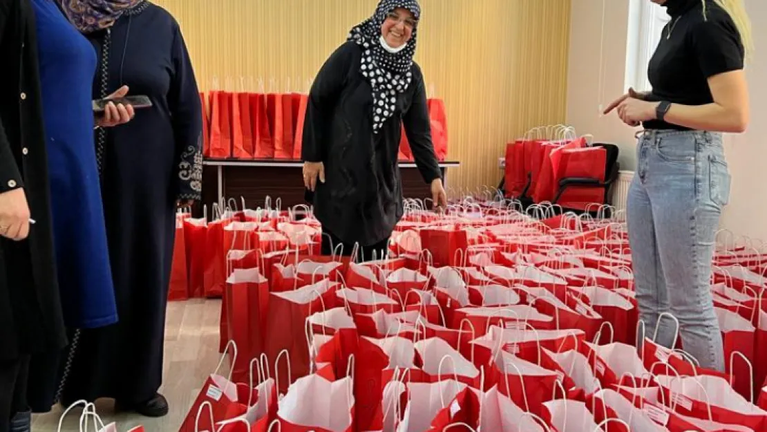 AK Parti Talas Kadın Kolları kadın depremzedelere hijyen seti dağıttı