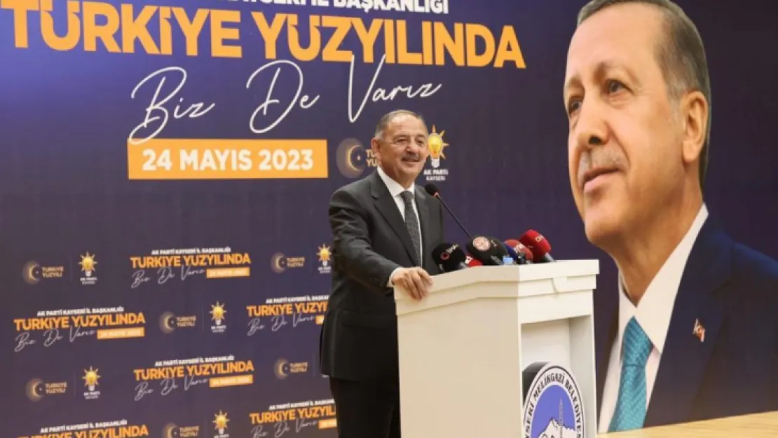 AK Parti'ye yeni katılan üyelere rozet takıldı