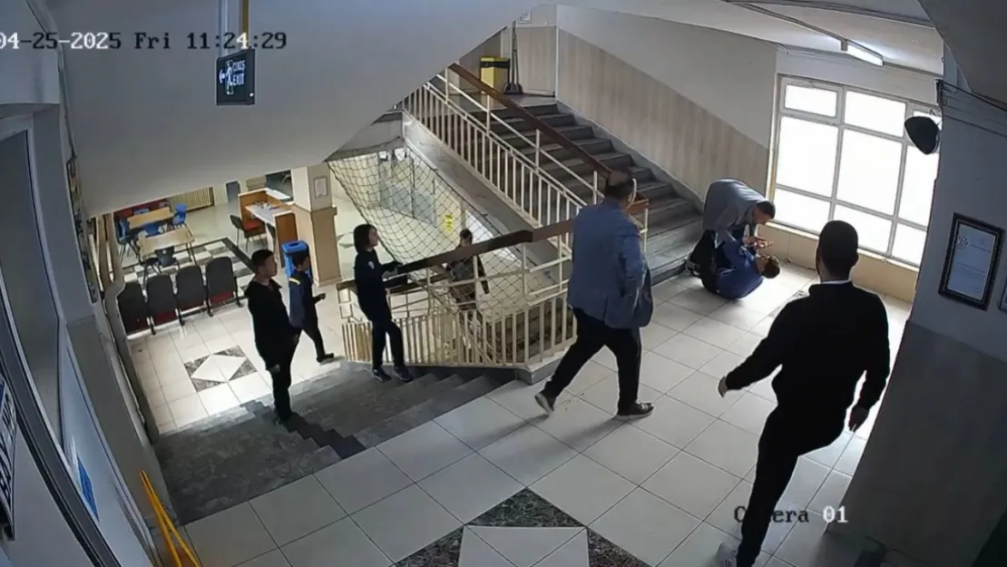 AK Parti Yönetim Kurulu Üyesi, çocuğuyla tartışan öğrenciyi darp etti