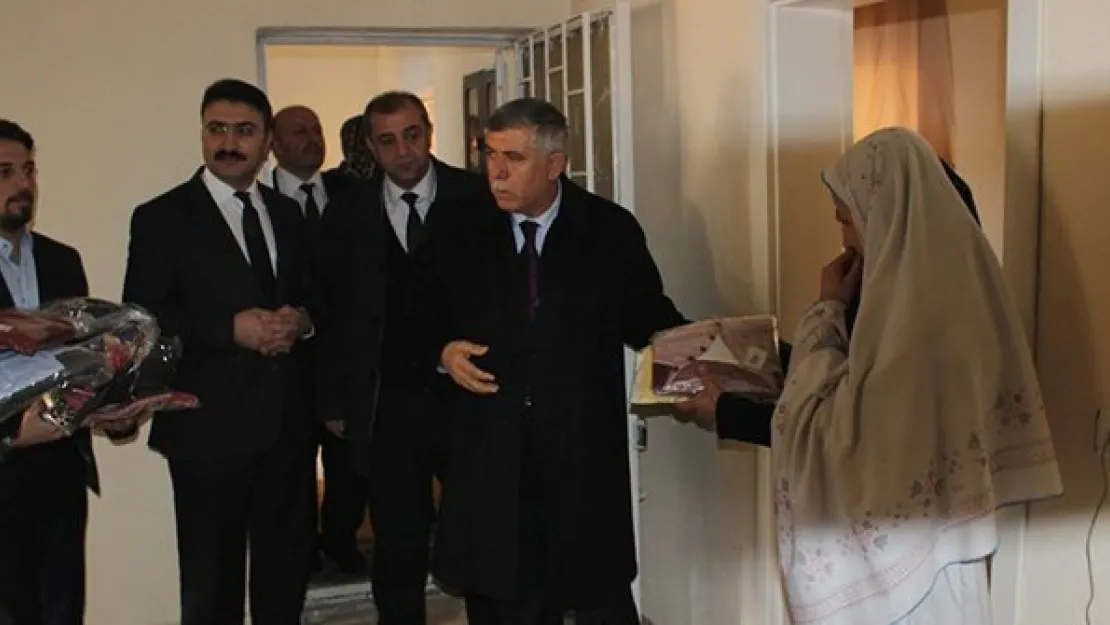 Ak Parti'den 160 aileye giyecek yardımı