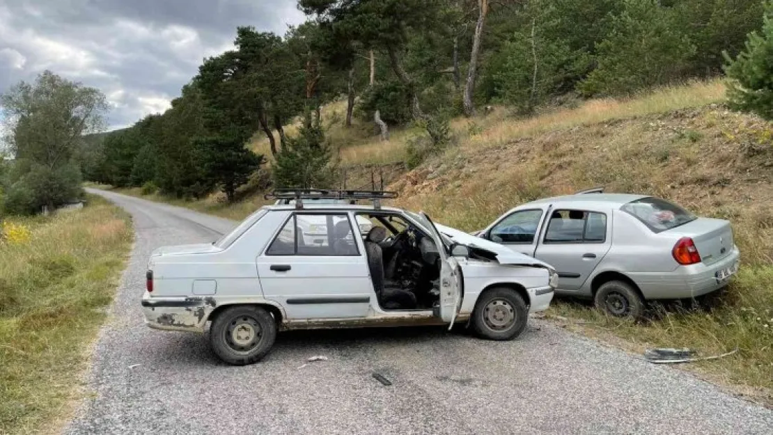 Akdağmadeni'nde kaza: 6 yaralı