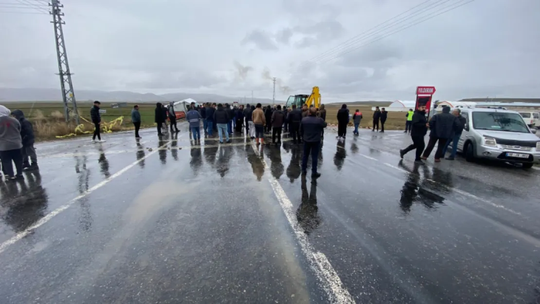 Akmescit mahalle sakinleri yolu kapatarak eylem yaptı: 'Üst geçit istiyoruz'