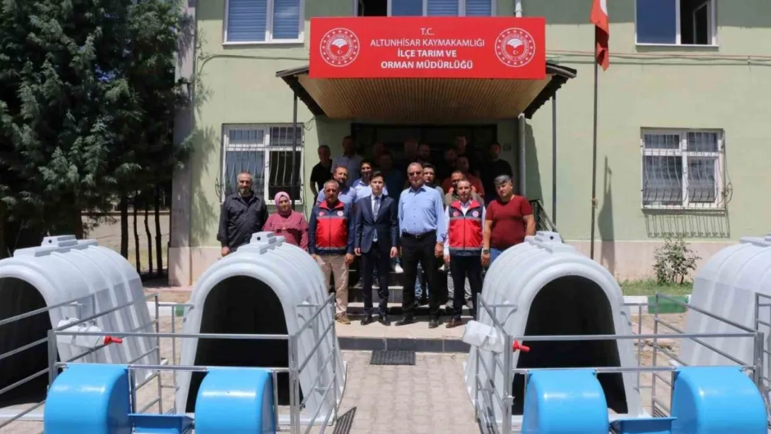 Altunhisar'da 100 çiftçiye buzağı kulübesi dağıtıldı