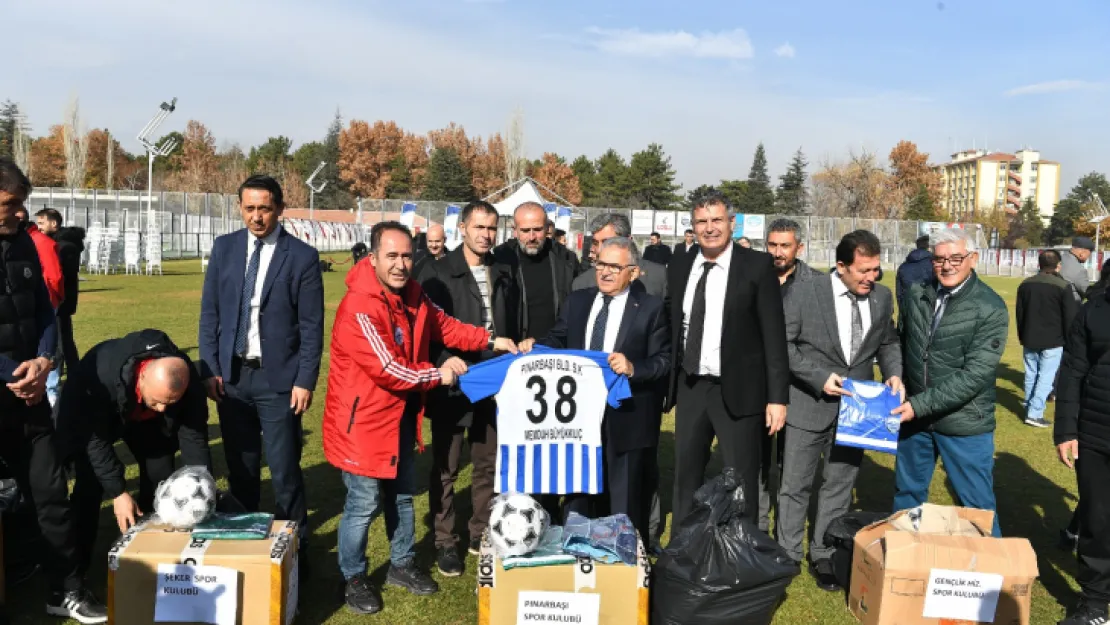 Amatör futbol kulüplerine malzeme dağıtımında bulunuldu