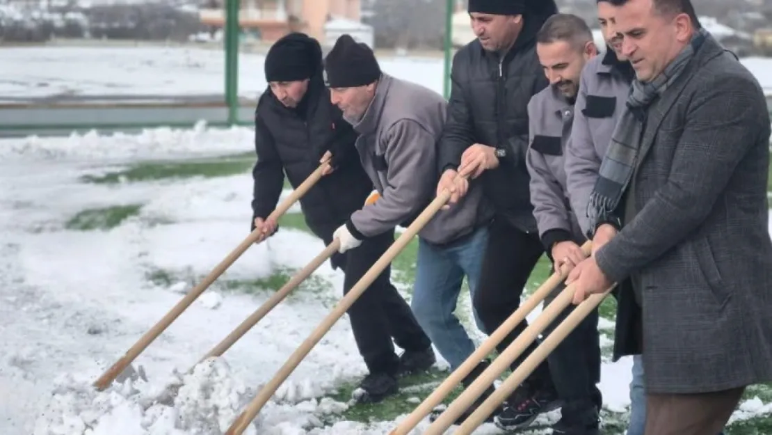 Amatör futbol maçlarının oynanacağı sahalardaki karlar temizlendi