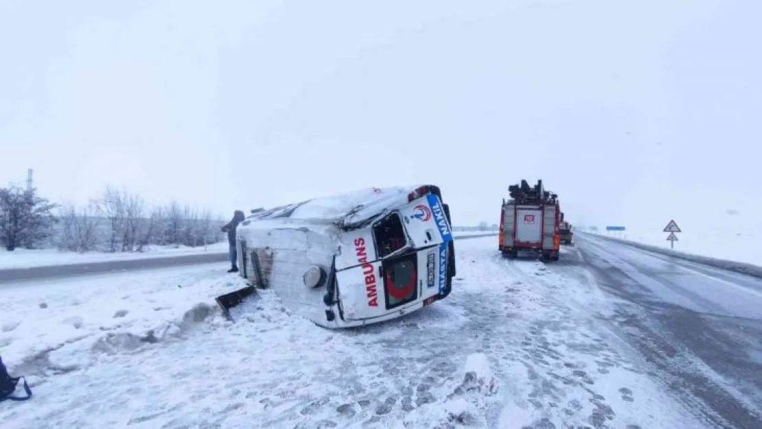 Ambulans yan yattı