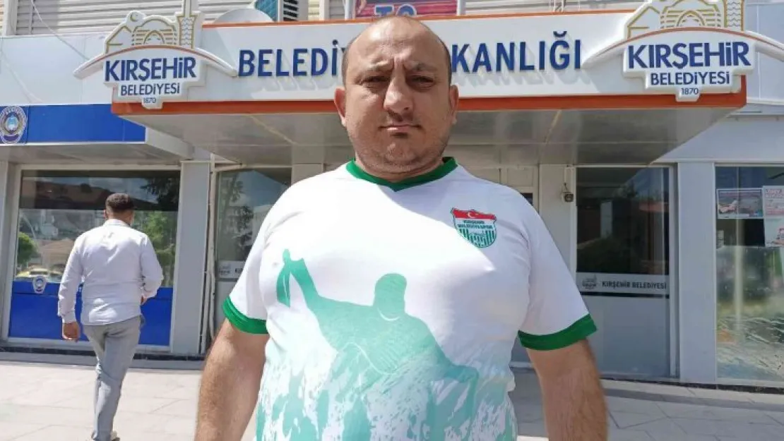 Amigo Halil Kurt, Kırşehir Belediyesi önünde eylem yaptı