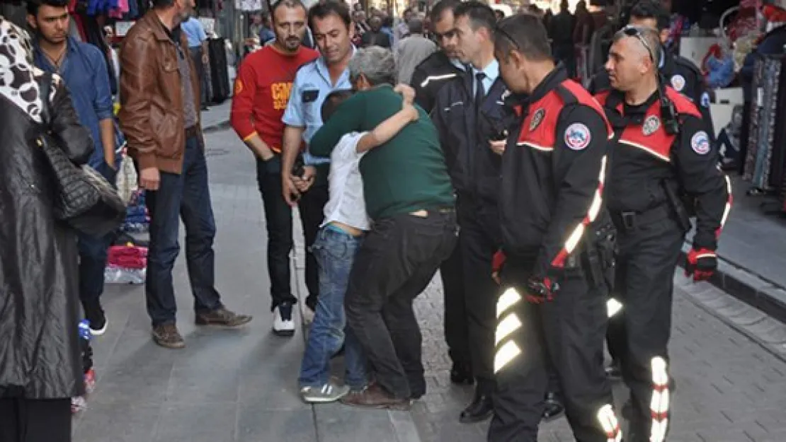Annesini vuran babasını görmek için ağladı