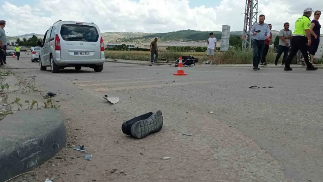 Aracın altında sıkışan motosiklet sürücüsünü, itfaiye ekipleri kurtardı