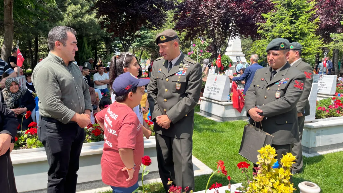 Arefe günü Kartal Şehitliğine ziyaret