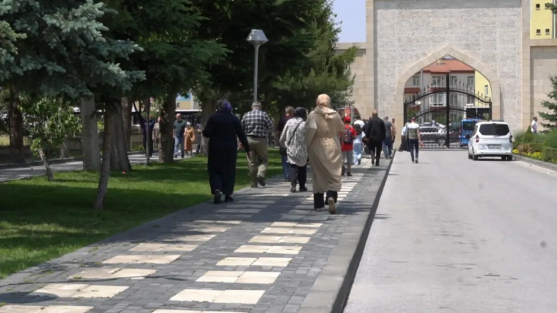 Arefe gününde sevdiklerini mezarlıkta yalnız bırakmadılar