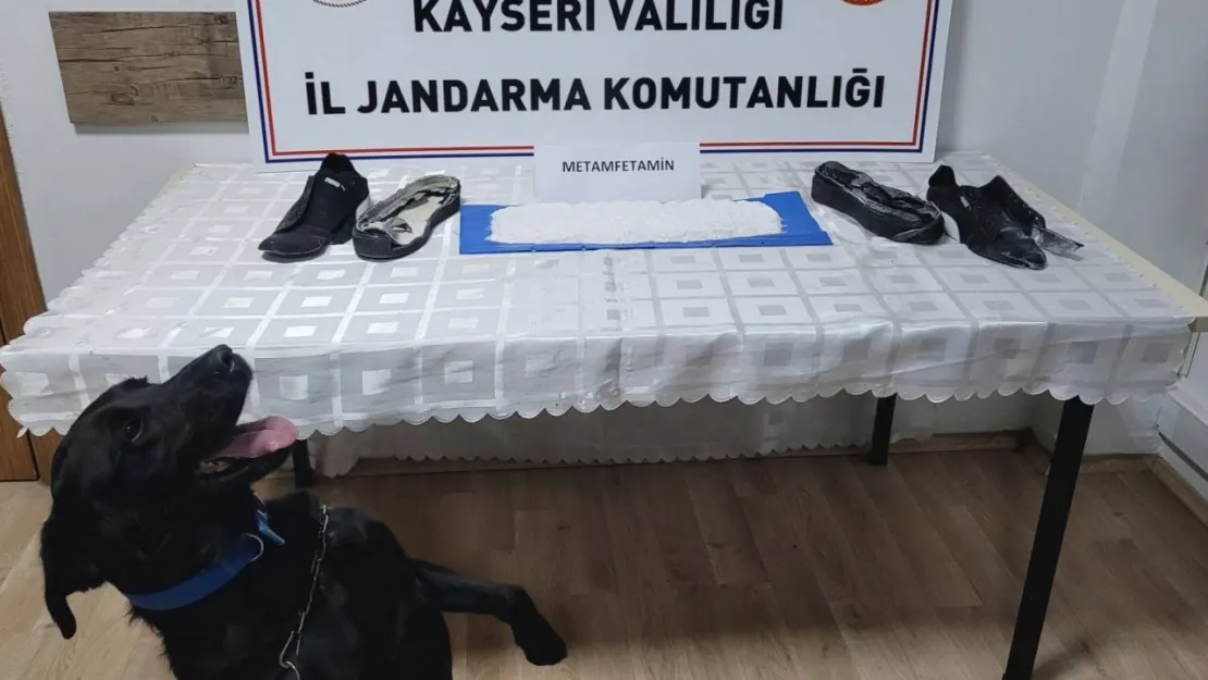 Ayakkabıya gizlenmiş 1 kilo uyuşturucu bulundu