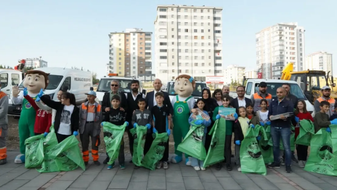 Bahçelievler'de belediye ve öğrenciler çöp topladı