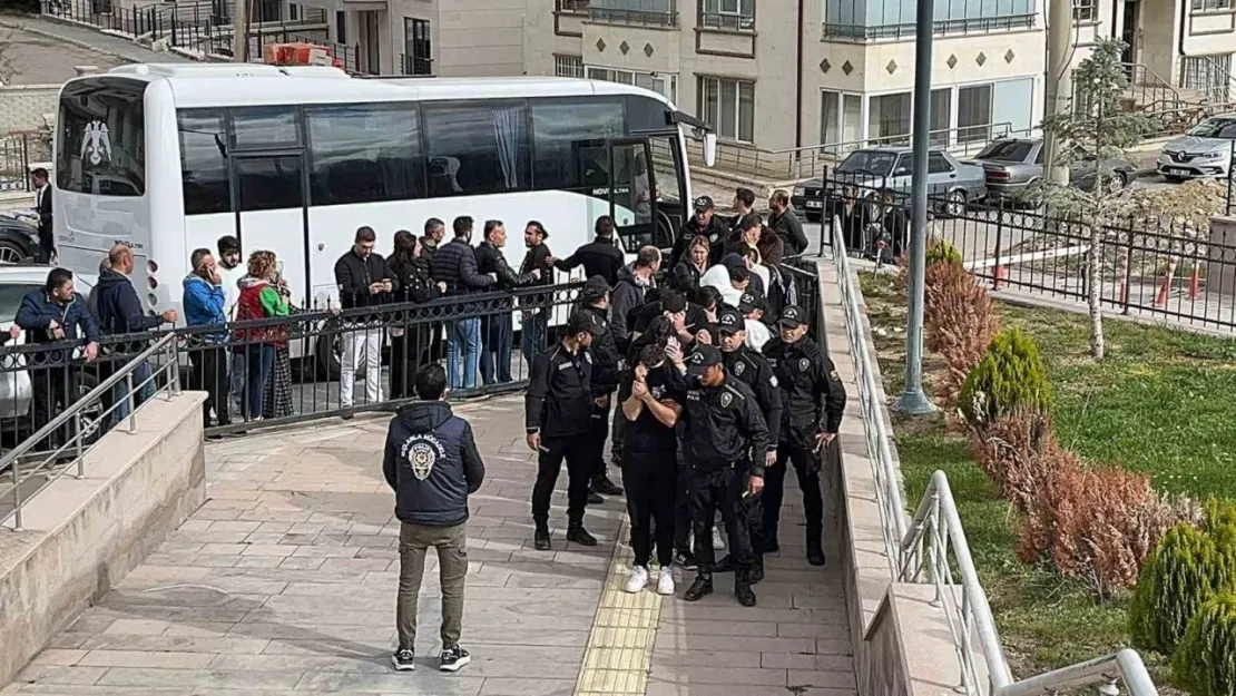 İBAN kiralayan bahis çetesi üyesi 10'u öğrenci 15 kişi adliyeye sevk edildi