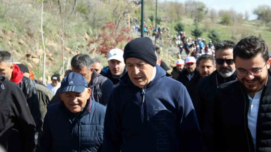 Bakan Akar: '40 yıldır milletimizin başına musallat olan beladan asil milletimizi kurtaracağız'