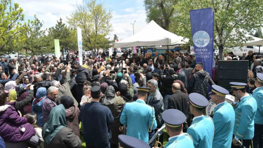 Bakan Akar ile Başkan Büyükkılıç, Kayserililerle Piknikte Kucaklaştı