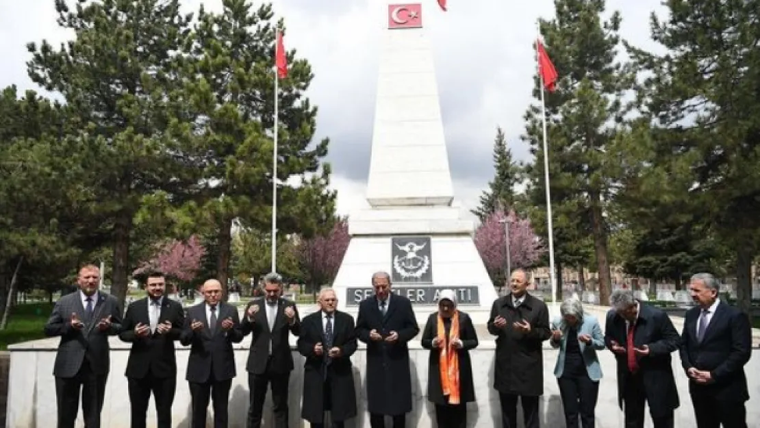 Bakan Akar, Özhaseki ve Büyükkılıç'tan Kartal Şehitliğine ziyaret