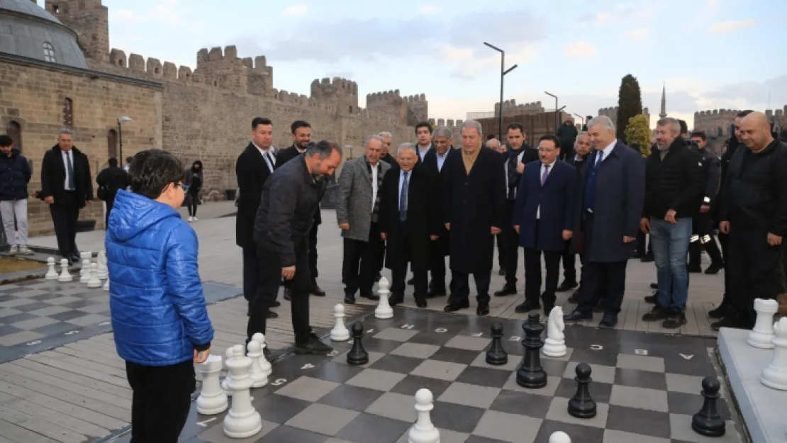 Bakan Akar, tarihi kalede vatandaşlarla buluştu