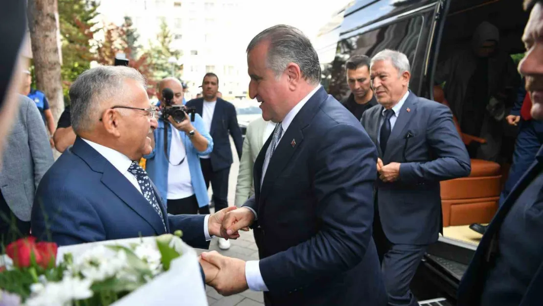 Bakan Bak'tan Başkan Büyükkılıç'a: 'Şehrin ağabeyisiniz'