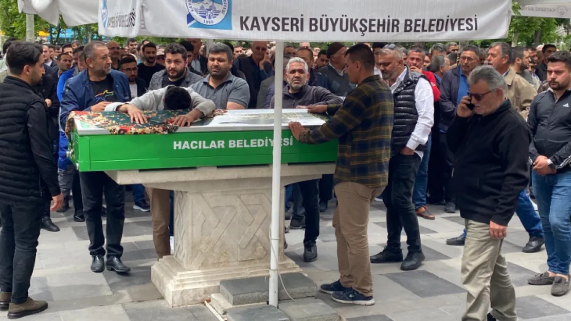 Balkondan düşerek yaşamını yitiren anne ile 2 çocuğu toprağa verildi