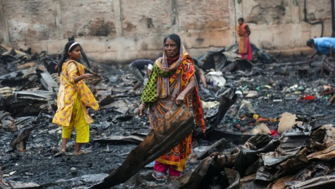 Bangladeş'te gecekondu mahallesinde yangın: 2 kişi öldü, 300 ev kül oldu