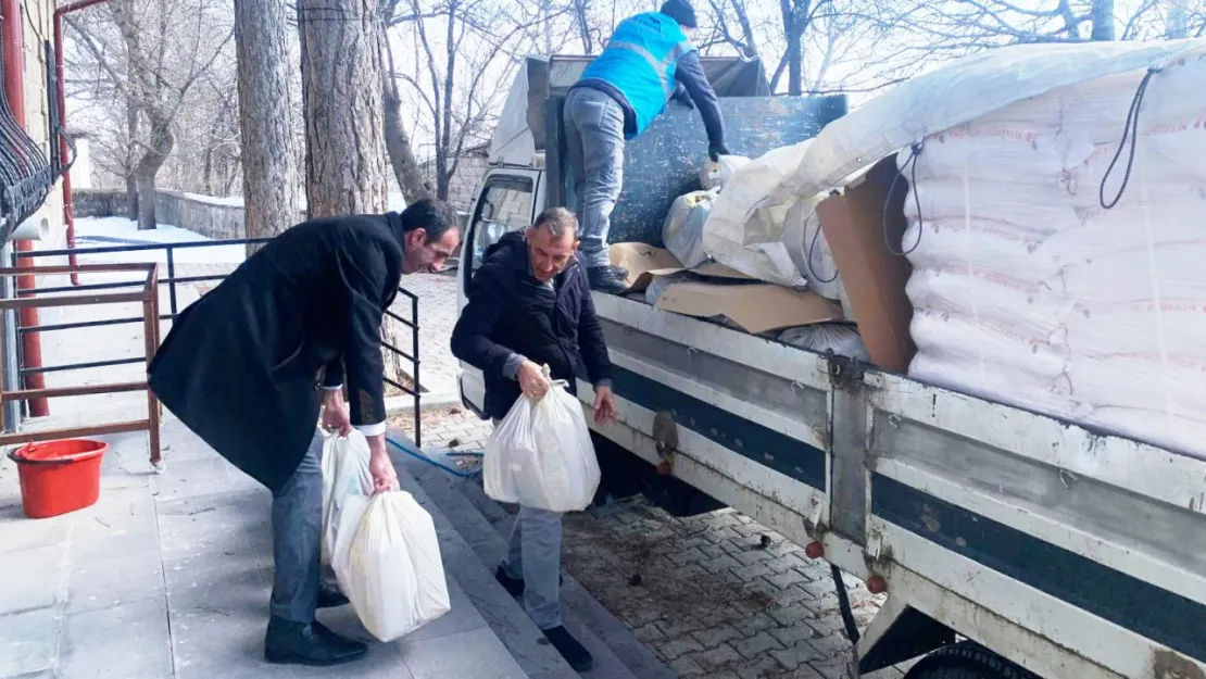 Bardakçı Eğitim ve Dayanışma Vakfı'ndan Ramazan Kolisi Dağıtımı