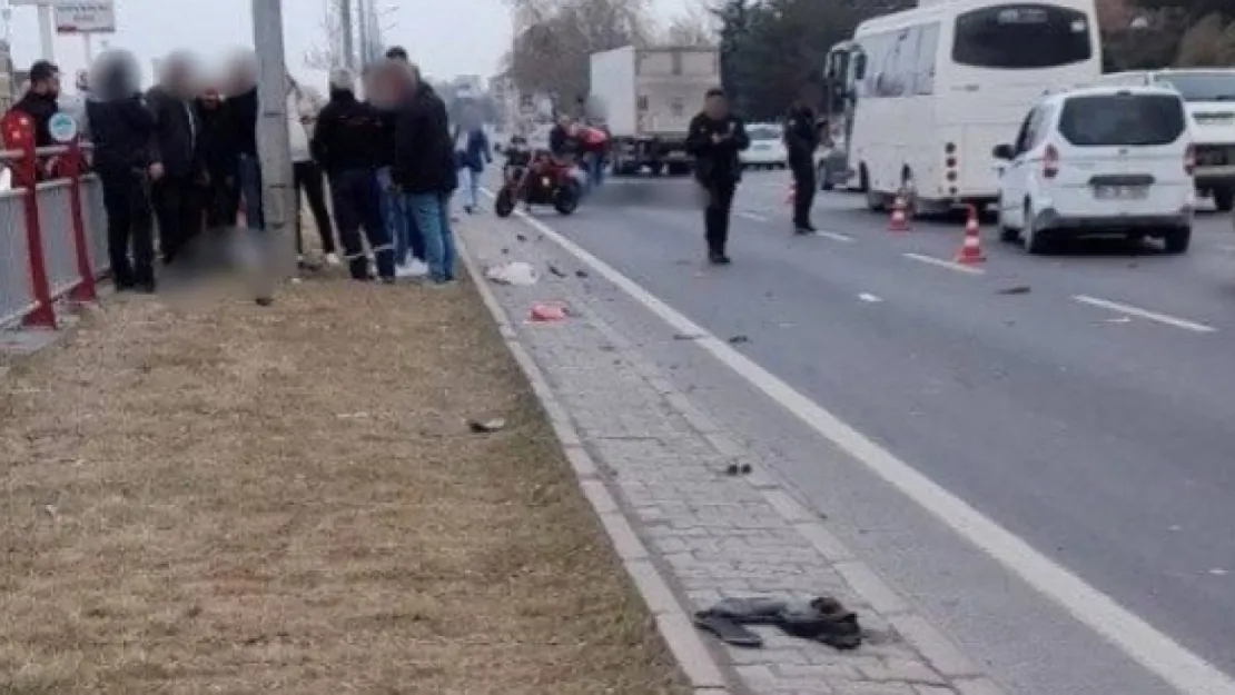 Bariyerlerden Atlayarak Karşıya Geçmeye Çalışan Yayaya Motosiklet Çarptı: 2 Yaralı