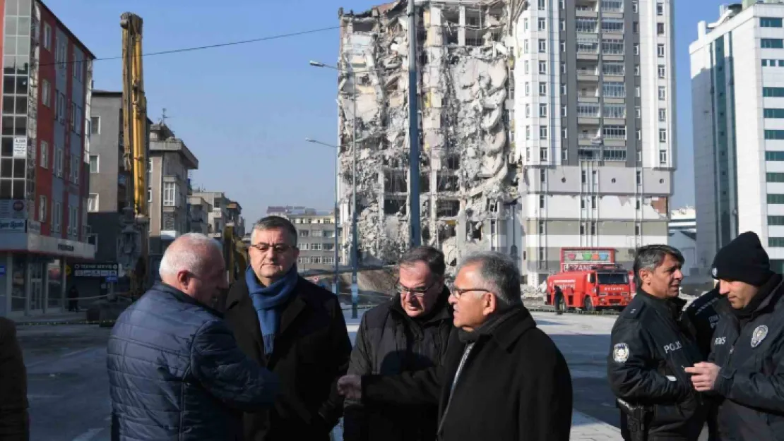 Başkan Büyükkılıç, ağır hasarlı binadaki yıkım çalışmalarını inceledi