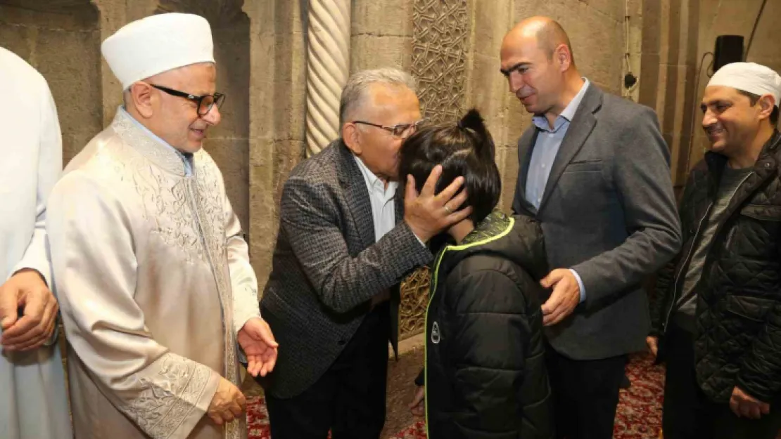 Başkan Büyükkılıç, bayram namazı sonrası vatandaşla bayramlaştı